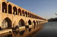 ببینید| نوشتن یادگاری روی بنای تاریخی سی‌وسه پل اصفهان