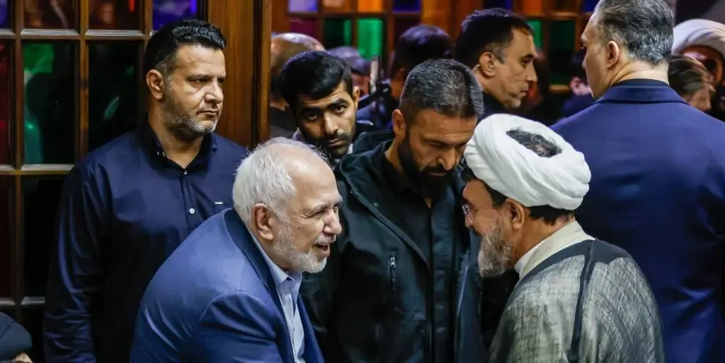 ظریف در ختم خواهر عراقچی ظریف در ختم خواهر عراقچی
