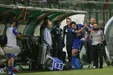 لگد مهاجم استقلال به کلمن و بطری آب بعد از تعویض +عکس