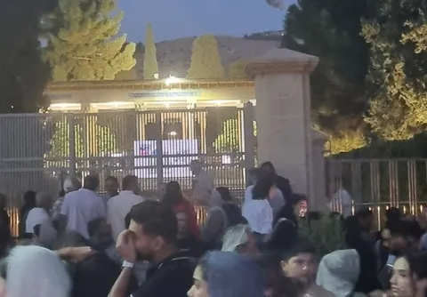 بستن آرامگاه حافظ در روز حافظ!