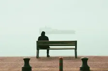 تحقیق جدید: تنهایی و انزوای اجتماعی می‌توانند تا ۶ سال از زندگی سالم شما کم کند