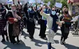 زندانی کردن زنان معترض در یک پارکینگ توسط طالبان +فیلم