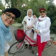دوچرخه سواری آناهیتا همتی با مادر و مادربزرگش + عکس