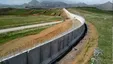 ببینید| عبور راحت اتباع افغان از دیوار مرزی ایران!