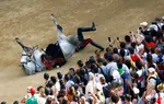 سقوط پلیس ایتالیا از اسب پیش از مسابقات پالیو