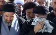 ببینید| گریه فرزندان رهبر در لحظات اقامه نماز بر پیکر پدر