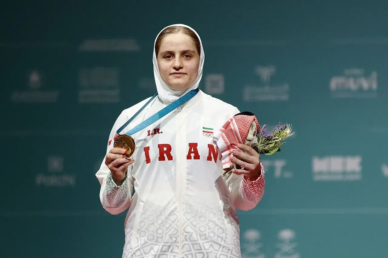 زانو زدن مهسا بهشتی مقابل پرچم ایران + عکس
