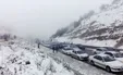 ترافیک شدید در مسیر گردنه حیران همزمان با بارش برف +فیلم