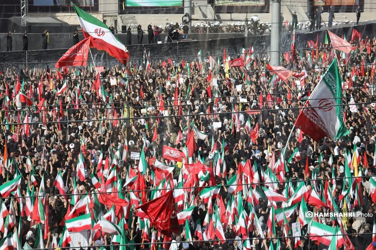 کارگردان مشهور سینما در حال ساخت مستند بدرقه رهبر شهید