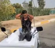 ببینید| مرد عراقی با دوش و وان حمام ماشین ساخت!