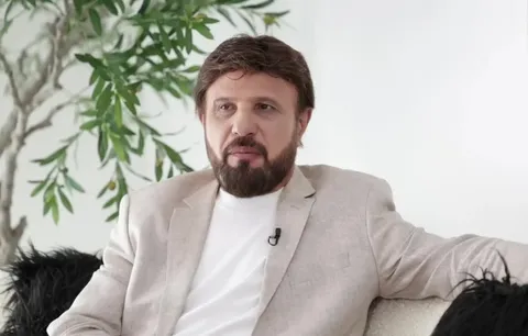 افشاگری جنجالی رسانه بیلبورد درباره بیژن مرتضوی: حداقل ۴ بار به ایران آمده و در تهران و شمال عکس یادگاری گرفته!