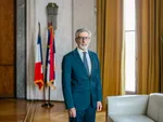 ببینید| حافظ خوانی سفیر فرانسه در ایران