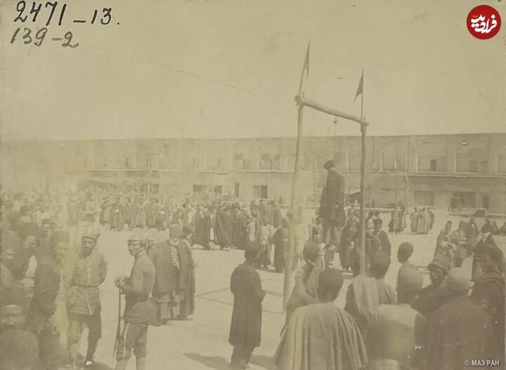 اعدام یک راهزن در میدان نقشجهان اصفهان؛ دوران قاجار اعدام یک راهزن در میدان نقشجهان اصفهان؛ دوران قاجار