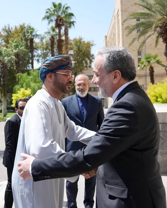 دیدار عراقچی با وزیرخارجه عمان دیدار عراقچی با وزیرخارجه عمان
