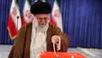 لحظه رای دهی رهبر انقلاب برای دور دوم انتخابات مجلس