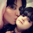 بوسه فقیهه سلطانی بر گونه دخترش