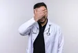 دستگیری پزشک قلابی که ۵ کلاس سواد دارد!