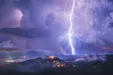 برخورد وحشتناک رعد و برق به چند سانتی‌متری یک فرد +فیلم