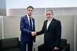 دست دادن عراقچی و میلیبند جنجالی شد