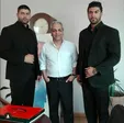 مهران مدیری وسط دو بادیگارد عجیب و قوی هیکل+عکس