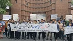 ببینید| شعار «هی مکرون حیا کن، دانش‌آموز رو رها کن» مقابل سفارت فرانسه