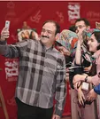سلفی بازیگر کمدین با هواداران در اکران فیلم «ما همه با هم هستیم!»  +عکس