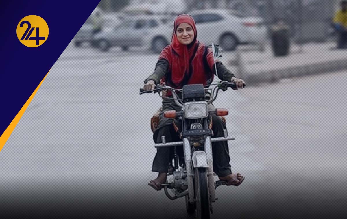 گواهینامه موتورسیکلت زنان پشت چراغ قرمز پلیس گواهینامه موتورسیکلت زنان پشت چراغ قرمز پلیس