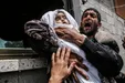 عکسی غم انگیز از درگذشت کودک فلسطینی در حمله هوایی