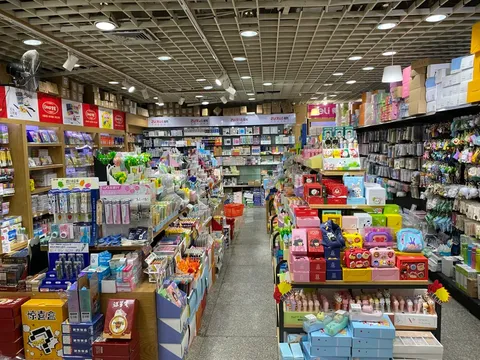 از دفتر و مداد تا کیف و قمقمه؛ دانش آموزان روی نیمکت فقر