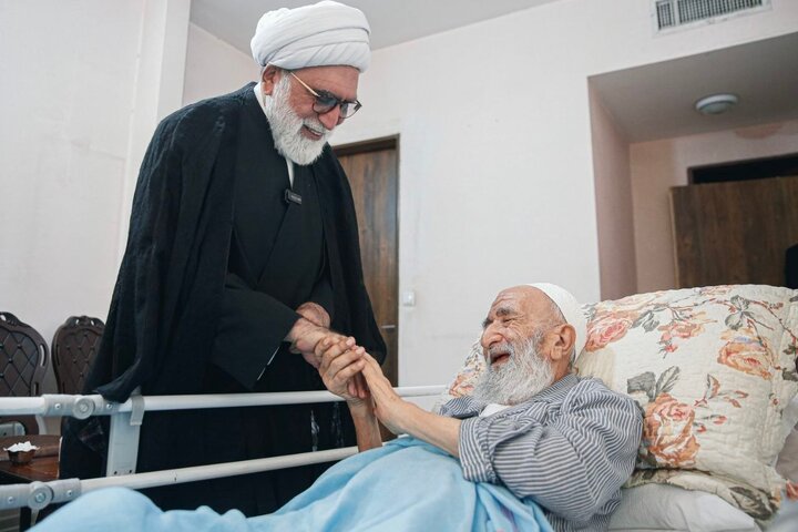 عیادت حجت‌الاسلام مروی به نمایندگی از رهبر انقلاب از حجت‌الاسلام راشد یزدی