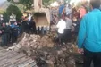 نجات پاکبان شهرداری خرم آباد از کانال آب +فیلم