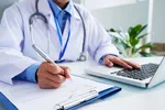 روز پزشک زیر سایه دغدغه‌های معیشتی| ۴۰ هزار پزشک عمومی دیگر طبابت نمی‌کنند