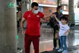 واکنش‌های جالب پسر محمد بنا بعد از دیدن تصاویر پدر از تلویزیون +فیلم