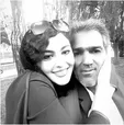 بانوی عمارت در کنار پدرش
