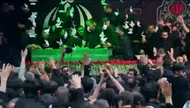 ببینید| لحظه ورود پیکر رهبر شهید انقلاب به مراسم وداع در جوار حسینیه امام خمینی