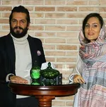 «عباس غزالی» خوشحال و خندان در کنار همسرش +عکس