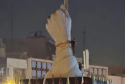 نصب المان مشت گره‌کرده در میدان انقلاب تهران