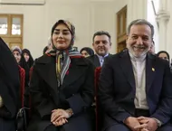 ببینید| حضور همسر عراقچی در مراسم بزرگداشت رهبر شهید
