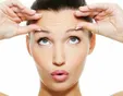 ۱۱ تکنیک خانگی برای از بین بردن خط اخم