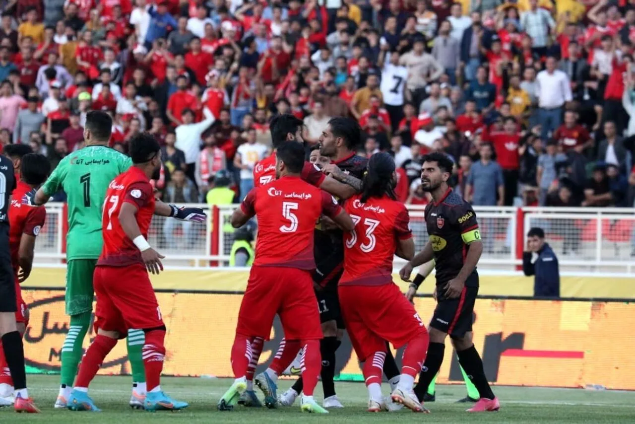 چرا پرسپولیس با حضور تماشاگران در دیدار با تراکتور مخالف است؟