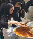 بهنوش طباطبایی در حال کشیدن غذای نذری + عکس