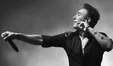 ببینید|  اجرای خیابانی آهنگ «بی‌احساس» شادمهر عقیلی مقابل متروی تجریش 
