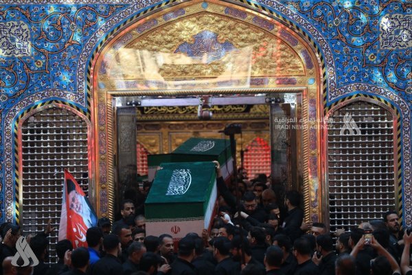 طواف پیکر رهبر شهید در حرم حضرت عباس