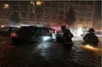 فیلم جنجالی قلیان کشیدن مرد جوان شناور در سیل نیویورک! +فیلم