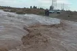 شکستن سد دهج در کرمان و حرکت آب به سمت انار +فیلم