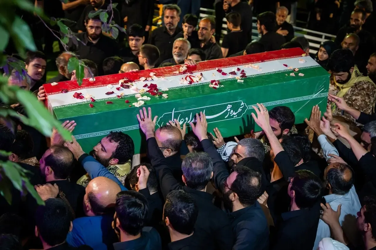 تصاویری از وداع با پیکر همسر شهید رهبر انقلاب تصاویری از وداع با پیکر همسر شهید رهبر انقلاب