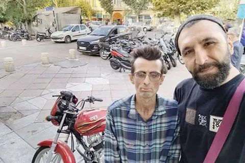 ویدئویی که حال ایران را خوب کرد؛ ماجرای گلریزان برای خرید موتورسیکلت یک پیک‌موتوری