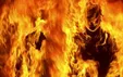 فیلم خودسوزی معلم اصفهانی مقابل دادگستری