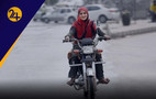 گواهینامه موتورسیکلت زنان، پشت چراغ قرمز پلیس (فیلم)