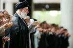 رهبری بر پیکر  اسماعیل هنیه نماز می‌خواند